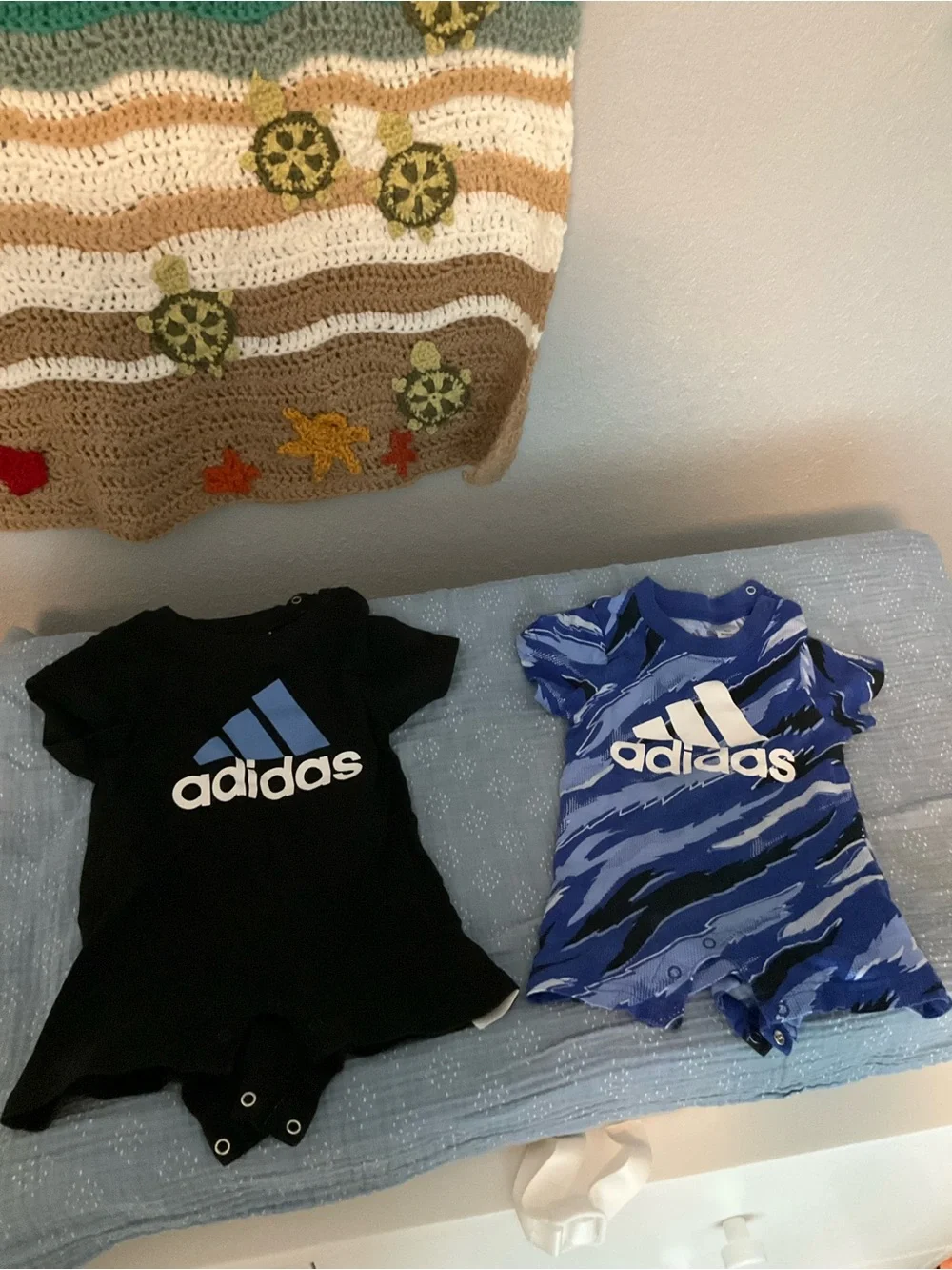 adidas Baby romper Set in Black and Blue Camo